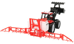 Traktor z opryskiwaczem i łyżką